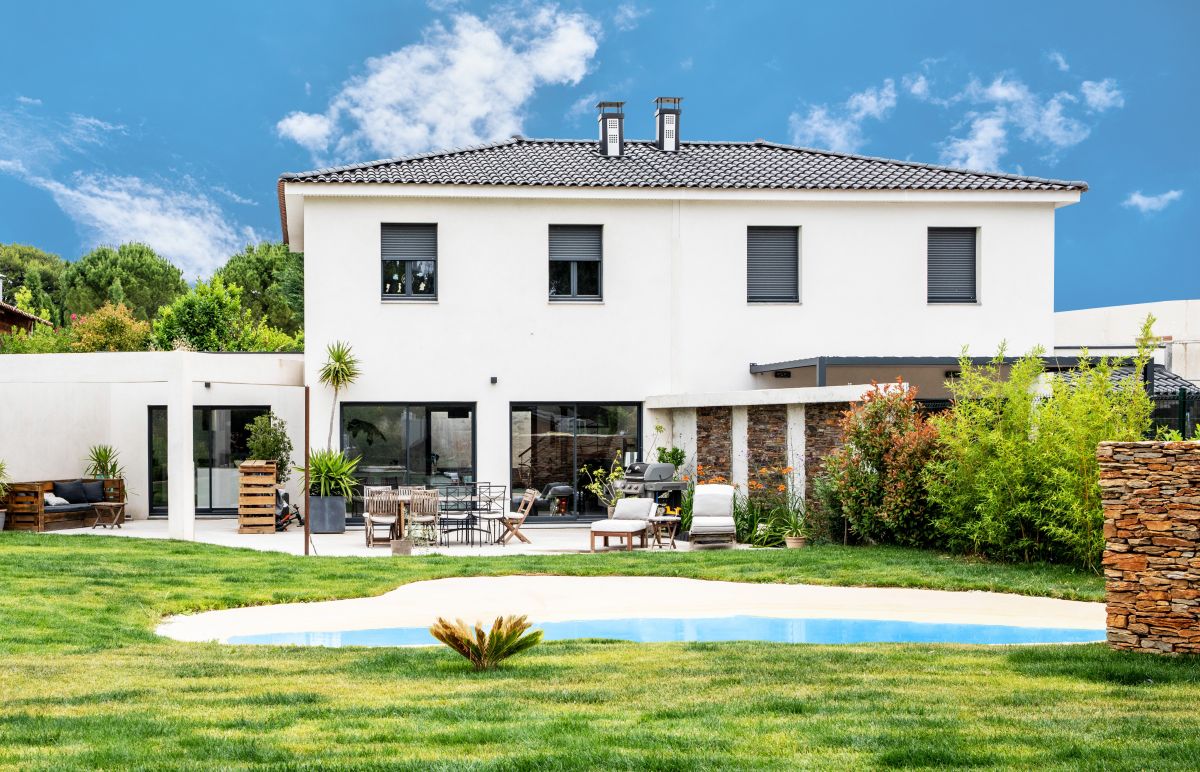 Maison à bâtir sur un grand terrain en région PACA (Bouches du Rhône, Var ou Alpes de Haute Provence) Maison à bâtir sur un grand terrain en région PACA (Bouches du Rhône, Var ou Alpes de Haute Provence)
