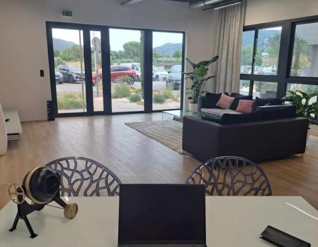 Accueil de clients par un conseiller Villas Prisme pour un projet de construction de maison &agrave; Aubagne