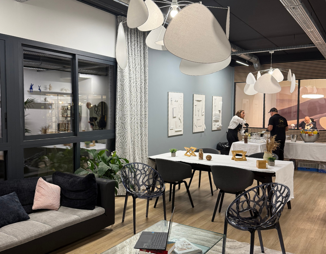 Int&eacute;rieur moderne de l&rsquo;agence Villas Prisme &agrave; Aubagne d&eacute;di&eacute;e &agrave; la construction de maisons sur mesure