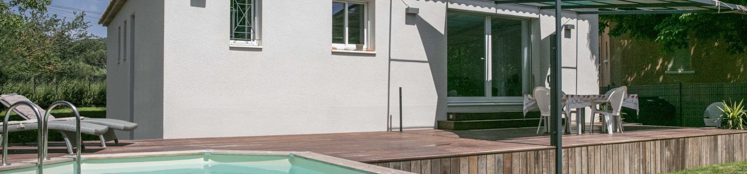 Villa de plain pied avec terrasse en bois