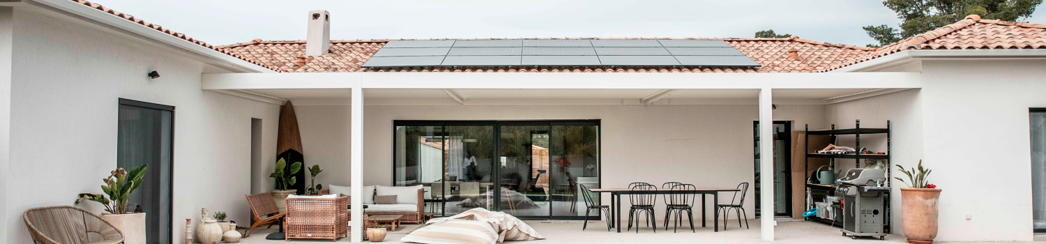 Villa tendance de plain-pied avec terrasse et piscine