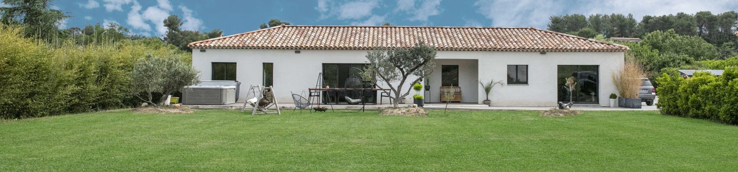 Maison contemporaine de plain-pied avec un grand jardin