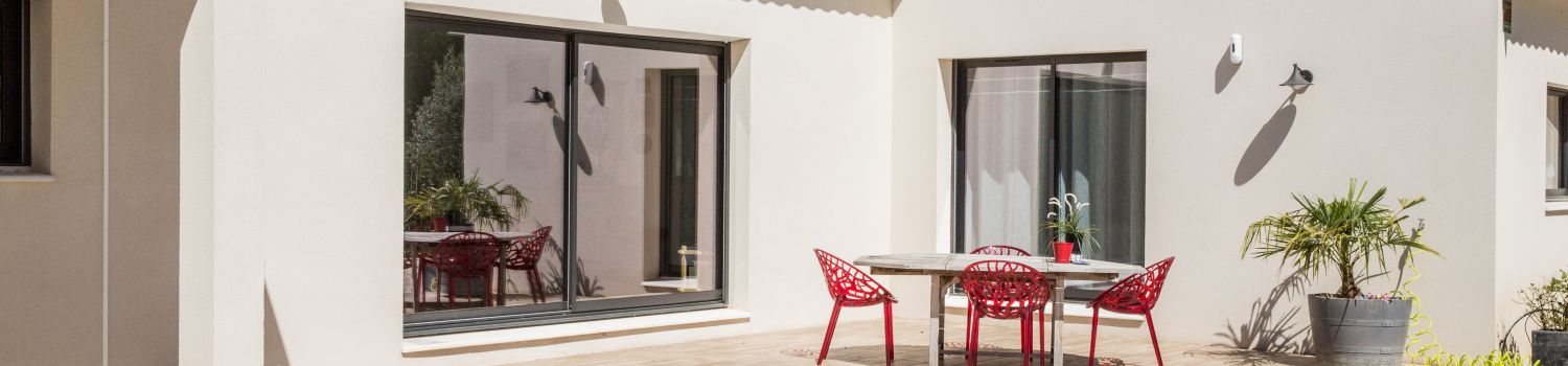 Villa contemporaine tuiles noires