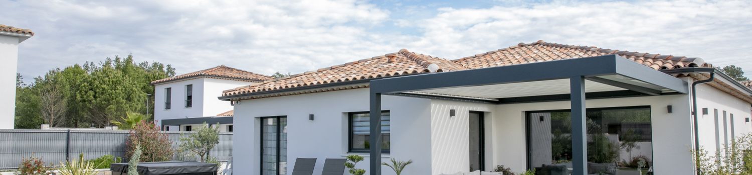 Maison contemporaine de plain-pied avec pergola