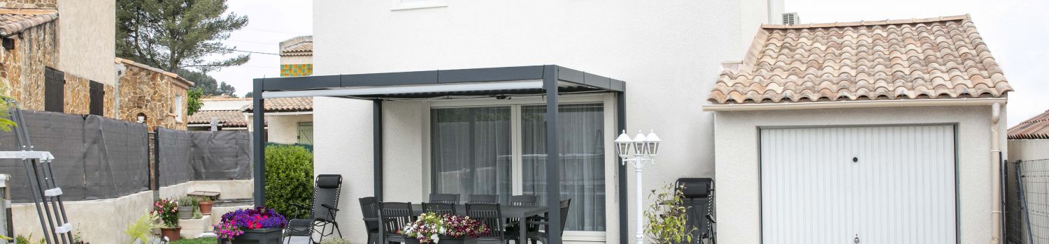 Villa &agrave; &eacute;tage avec pergola