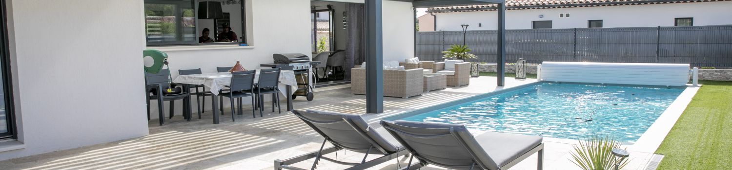 Maison contemporaine &agrave; &eacute;tage avec piscine