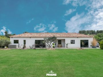 🏡 MAISON DU MOIS dans le (13)
Notre maison contemporaine du mois de 80m² vous invite à poser vos valises dans une villa moderne et lumineuse, ouverte sur un...