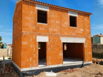 👷‍♂️ CHANTIER EN COURS dans le (13)

🏗️ Avancement : maison hors d’eau (charpente et toiture terminées, structure protégée).
👷 Conductrice de travaux : Julie...
